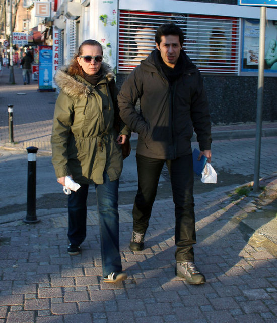 İntikam dizisinin çekim arasında dükkanları dükkan gezen ikili, muhabirlerin sorularına "Çekim arasında eksiklerimizi tamamlıyoruz" şeklinde konuştu.  Ünlü oyuncu, kırtasiyeden kalem ve not defteri alarak sevgilisiyle setin yolunu tuttu. -