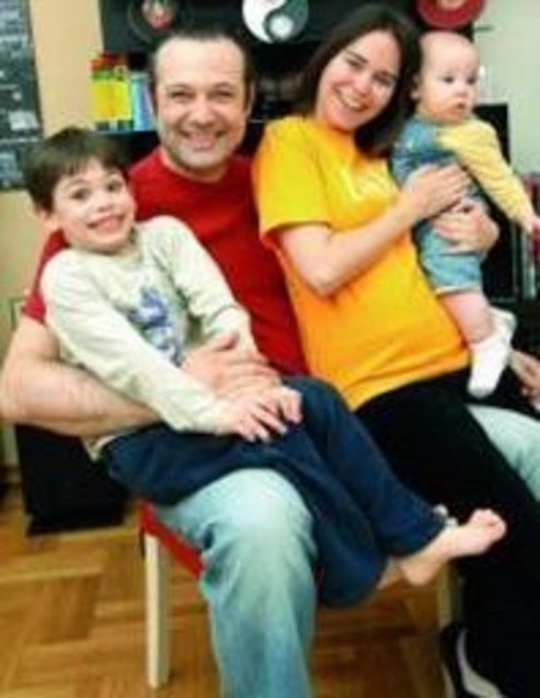 Levent Üzümcü, gerçek hayatta Ebru Hanım ile evli -