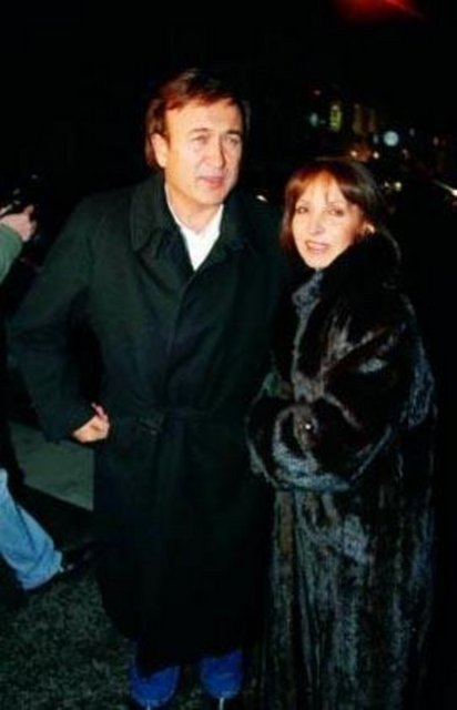 Evgin'in eşi Emel Hanım yüksek mimar.  -