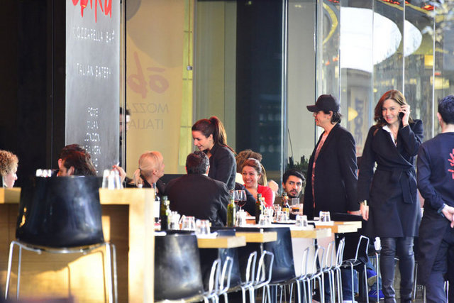 Önce sinema bileti alan ikili daha sonra yemek yemek için Kanyon'da  dolaşırken gördükleri dostları ile ayak üstü sohbet etmeyi ihmal etmedi. - İkili daha sonra el ele dolaşmaya devam etti.