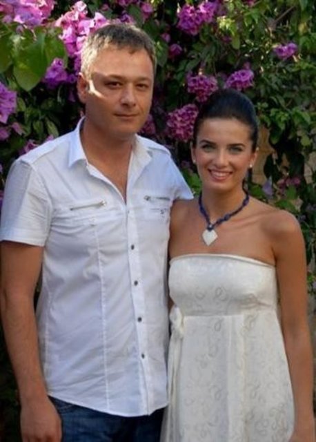 Çocuklar Duymasın dizisinde yeni nişanlanan Duygu karakterini oynayan Hayal Kahraman Özalp henüz genç ama bir yılı aşkın bir süredir evli