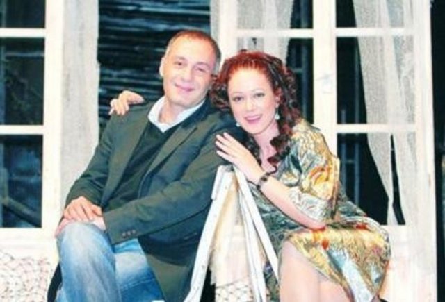 Yaprak Dökümü'nde Bennu Yıldırımlar'ın canlandırdığı Fikret ile Ahmet Saraçoğlu'nun canlandırdığı Tahsin karakterinin bir öpüşmesi bile haftalarca konuşulmuştu -