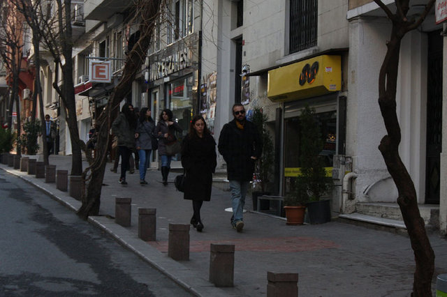 Fazla kilolarından kurtulan "Yalan Dünya" dizisinin başarılı oyuncusu Bartu Küçükçağlayan kahvaltı sonrası birlikte yürüdüğü sevgilisinin koluna girdi.