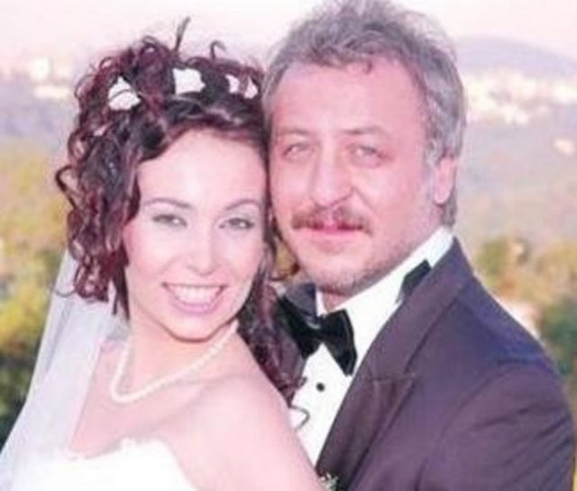 Ezel dizisinin Kerpeten Ali'si Barış Falay, kendisi gibi oyuncu olan Esra Ronabar ile evli -  -