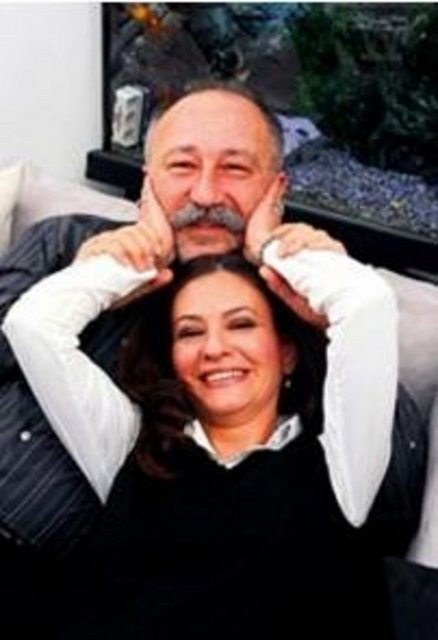 Şu sıralar Yerden Yüksek adlı dizide rol alan Altan Erkekli gerçek hayatta Ebru Erkekli ile evli