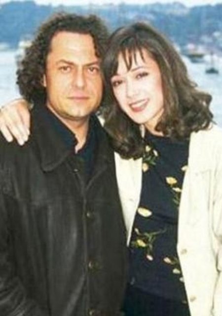 Bennu Yıldırımlar gerçek hayatta tiyatro sanatçısı Bülent Emin Yarar ile evli ve bir kızı var -  -