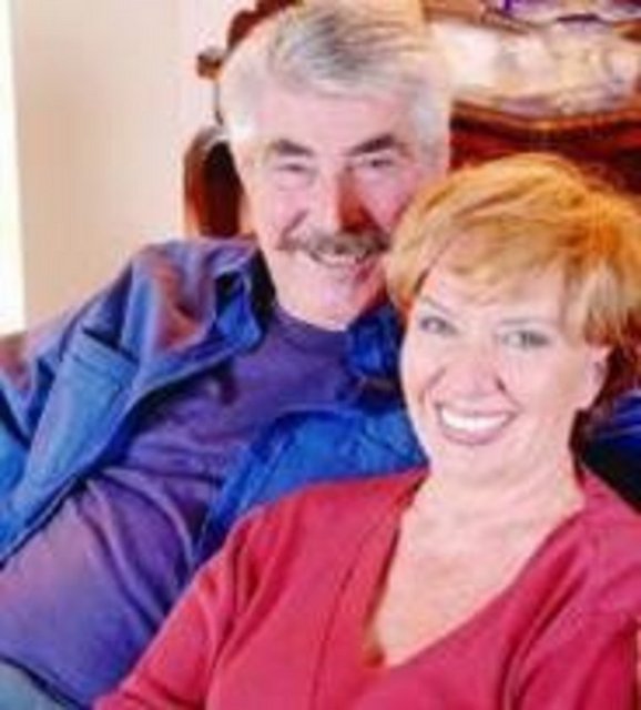 Şu sıralar Karadağlar adlı dizide oynayan Erdal Özyağcılar kendisi gibi oyuncu olan Güzin Hanım ile evli -