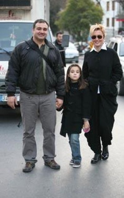 Ada adında bir kızları var.  -