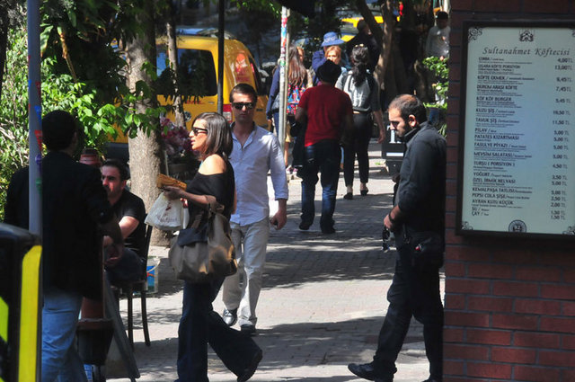 Cihangir'de bir köftecide objektiflere takılan yetenekli oyuncu bir saat köftecide kalmasına rağmen tatlısını paket yaptırdı. -