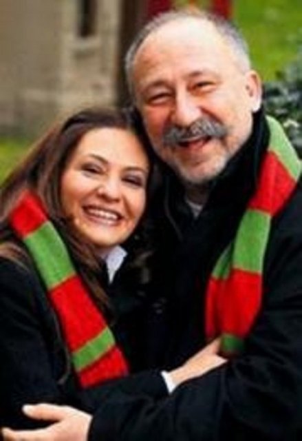 Erkekli çifti aynı tiyatro oyununda oynarken tanışmış. Birbirlerine aşık olmuşlar. Erkekle "Onu gördüğümde ruh eşimi bulduğumu düündüm" diye anlatıyor eşine olan duygularını...