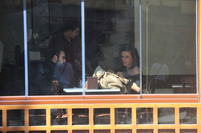 Paketini aldığı gibi hızlı adımlarla köfteciden çıktı.