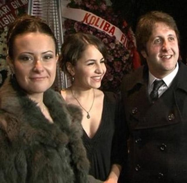 Aynı dizide Dinçel'in oynadığı Nazan karakterinin eşi Mürsel'i canlandıran İlker Ayrık ise gerçek hayatta Sanem Ayrık ile evli -  -  -