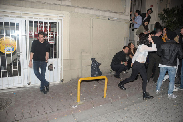 Kendilerine yöneltilen sorular kaşısında sessiz kalmayı tercih eden ikili, ilişkilerinin ne kadar zaman önce başladığını soran bir muhabire ise ''çok yeni''  demekle yetindiler.