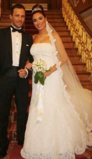 Geniş Aile dizisinin oyuncularından Zuhal Topal, müzisyen Koray Saygıner ile evli.