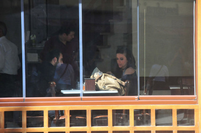 Tatlısı gecikince mekanda yemekten vazgeçen oyuncu.