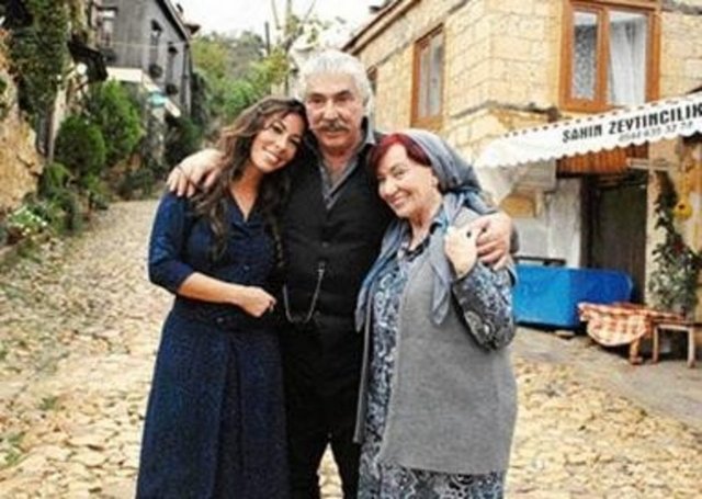 Güzin Özyağcılar dizide Halit Karadağ'ın evinde çalışan Esma Kadın rolünde -  -  -