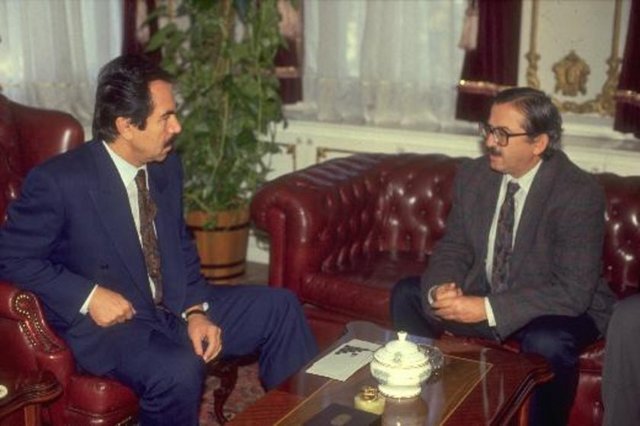 Hayri Kozakçıoğlu bu iddia karşısında söz konusu parayı dönemin İçişleri Bakanı Mustafa Kalemli'nin onayı ile 12 Ağustos 1991'de kendi hesabına aktardığını açıkladı.