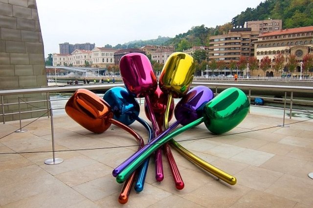 Laleler - Sanatçı: Jeff Koons  - Yapım yılı: 1995-2004 - Değeri: 34.6 milyon dolar