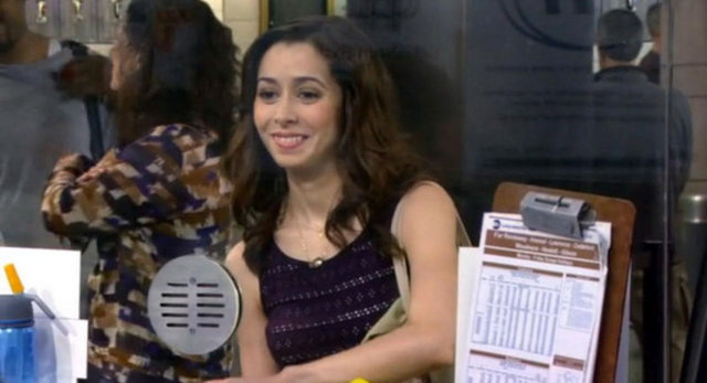 Çeşitli bölümlerde sadece kullandığı sarı şemsiye görünen annenin kim olacağı merakla bekleniyordu.