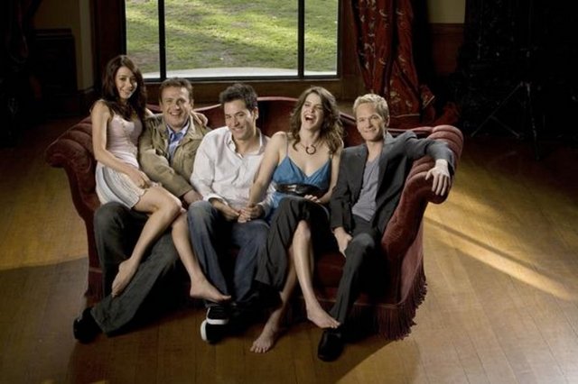 Dizide Bob Saget'in seslendirdiği Ted 'Size annenizle nasıl tanıştığımı anlatacağım' demesiyle dizi 2005 yılına döner ve olaylar kurgusu başlar.