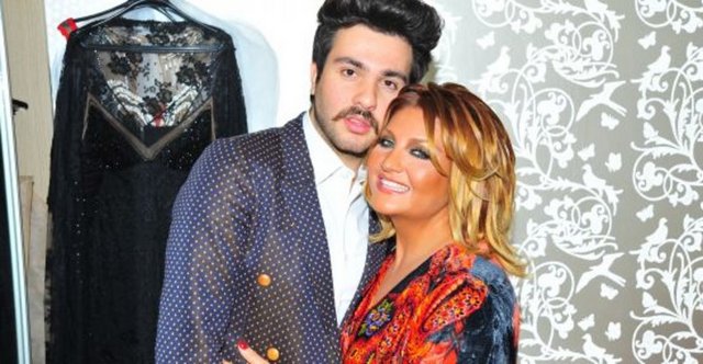 Beyaz çoraplarıyla dikkat çeken Ural, "Master yapmak için Londra'ya taşınıyorum, bu yüzden bu kadar valizim var. Bir yıl orada kalacağım" dedi.