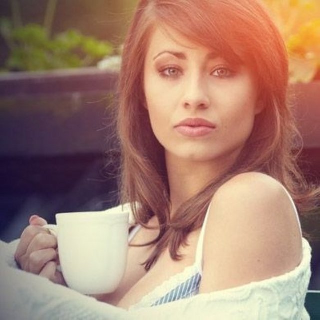 Bol su ve yeşil çay tüketin. Su zaten vazgeçilmez içeceğiniz olmalıdır. Yanında bolca yeşil çay tüketin çünkü yeşil çay metabolizmayı hızlandırır.