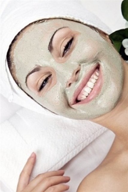 Hassas Ciltlere Maske Üç yemek kaşığı beyaz kil, iki yemek kaşığı gül suyu, bir tatlı kaşığı bal ve bir tatlı kaşığı fındık yağını karıştırıp macun kıvamına getirmelisiniz. Yüze ve boyna sürüp, 15 dakika bekledikten sonra durulayarak çıkarmalısınız.