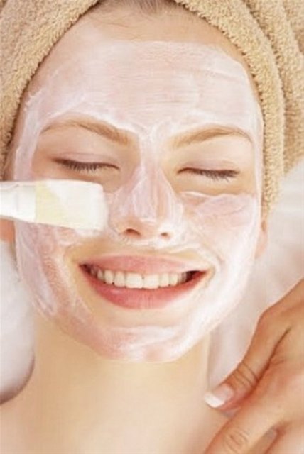 Normal ve Kuru Ciltlere Maske On beş gram yulaf unu, on gram bal ve beş milim jojoba yağını karıştırıp hamur kıvamı elde etmelisiniz. Ciltte 10 dakika bekletip ılık su ile yıkamalısınız. 15 günde bir uygulayabilirsiniz.