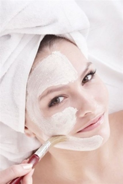 Normal Ciltlere Maske Bir yemek kaşığı yoğurt, bir yumurta sarısı, bir yemek kaşığı bal, bir tatlı kaşığı tatlı badem yağını cam bir kapta karıştırıp, oda sıcaklığına gelene kadar bekletmelisiniz. Ardından maskeyi temizlenmiş yüzünüze uygulayarak, 20 dakika kadar bekletmelisiniz. Daha sonra ılık su ile yıkayıp temizleyebilirsiniz.
