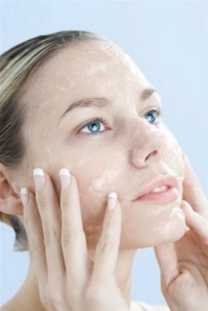 Yorgun Ciltlere Maske Bir adet avokado, bir yemek kaşığı doğal ev yapımı yoğurt ve bir tatlı kaşığı avokado yağını karıştırıp püre kıvamına getirmelisiniz. Göz çevresine gelmeyecek şekilde tüm yüzünüze ve boynunuza sürüp, 15 dakika beklemelisiniz. Sürenin sonunda ılık su ile yüzünüzü yıkayabilirsiniz.