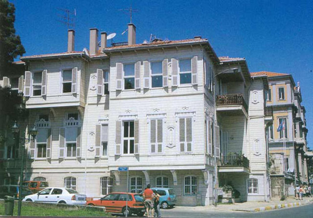 KİREÇBURNU -  - Avrupa yakasında,Kefeliköy-Tarabya arasındadır.Bizans dönemindeki adı Kleridra tou pontu  (Boğazın anahtarı) dur.Bu günkü ismini,Osmanlı döneminde yörede bulunan kireç ocaklarından aldığı söylenmektedir.