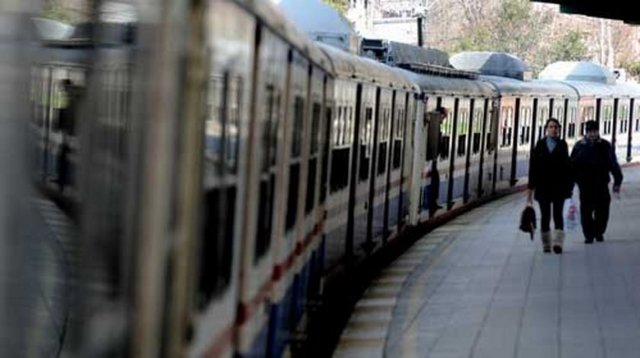 KAZLIÇEŞME -  - Avrupa yakasında,Marmara kıyısında ,Zeytinburnu ilçesinin bir mahalle-    sidir. Burada  bulunan bir çeşme semte ismini vermiştir.bu çeşmenin üzerinde alçak kabartma olarak kaz figürleri vardır. Bir söylentiye göre,İstanbul un fethi sırasında baş gösteren su sıkıntısın- - da uçuşan kazlar takip edilmiş ve buradaki su kaynağı bulunmuştur.sonraları bu su kaynağı üzerine bir çeşme inşa edilmiştir.günümüze kadar bir çok yenilemeler gören çeşme halen semtte bulunmaktadır.