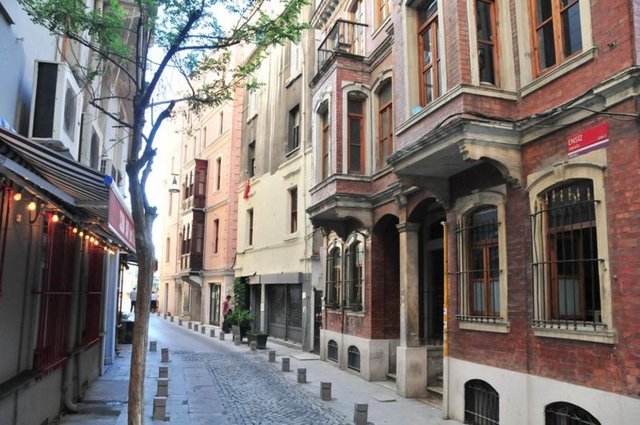 ASMALIMESCİT: Bu sokağa - adını veren Asmalı Mescit bugün ortada yok. Ama mescidin II. Bayezid - zamanında padişahın Tersane-i - Amire'deki kalfatçı başısı Yunus Ağa'ya yaptırıldığı biliniyor.