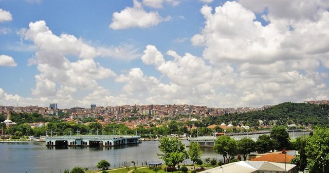 SÜTLÜCE -                   - Avrupa yakasında,Halıcıoğlu-Kasımpaşa-Silahtar arasında,Haliç kıyısındadır.Bizans döneminde küçük bir köy olan semtte (Sut membat köyü) bronz dan yapılmış ve göğüslerinden su akan bir kadın heykeli varmış.Sütlerinin bol olması için yeni doğum yapan kadınlar tarafından ziyaret edilirmiş bu yüzden semte Sütlüce adı verildiği söylenmektedir. -
