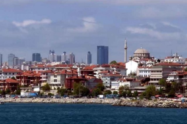 BULGURLU -           - Anadolu yakasında,Çamlıca-Libadiye-Ümraniye arasındadır.XIX.yy. başlarına kadar kireç ocakları ile ünlü Üsküdar'a bağlı küçük bir köydü. Yakın zamana kadar yörededeki halk geçimini bulgur yaparak sağladığından ,semt Bulgurlu olarak anılıyordu.İslam alimlerinden Aziz Mahmut Hüdai hazretlerinin köye yardım amacıyla bir dibek (Buğday dövmeye yarayan büyük taş havan) hediye ettiği bilinmektedir. (Hamarat ev kızlarına söylenen "Bulgurlu'ya gelin mi gidiyorsun?" sözünün bu semtle ilgisi yoktur.Orada adı geçen Bulgurlu Malatya ilinin merkeze bağlı bir köyüdür)