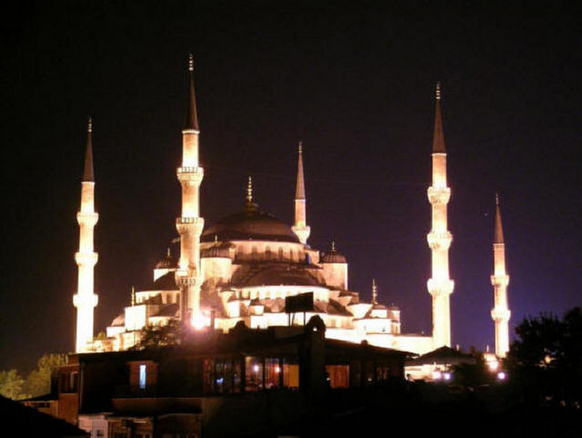 FATİH -                   - Avrupa yakasında,Unkapanı-Aksaray-Saraçhane-Edirnekapı arasındadır. İsmini Fevzipaşa caddesi üzerinde bulunan Fatih külliyesinden almıştır.( Cami , Fatih Sultan Mehmet in türbesi,Daruşşifa,Medreseler,Tabhane,İmaret,Kervansaray,Sübyan mektebi,Kütüphane,Hamam,Saraçlar çarşısının bulunduğu külliye çok geniş bir alanı kaplamaktadır. )