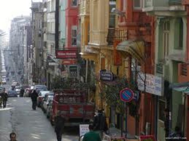 2-Kalabalık olan yerleşimde yaşayan bir Levanten olan Mösyö Pangaldi burada bir gazino açmış ve gazinoya kendi ismini vermiştir.Bu isim zamanla semtle özdeşleşerek Pangaltı ya dönüşmüştür.