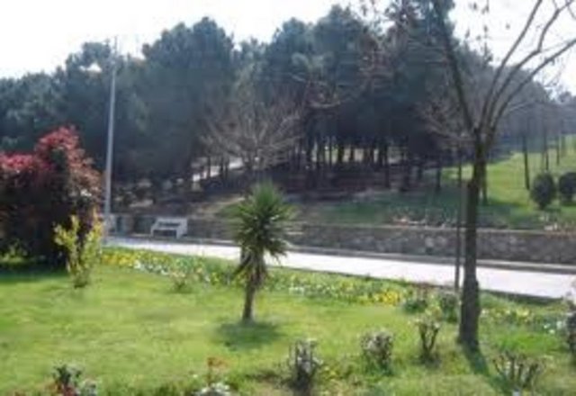 DEMİRKAPI -  - İstanbul da bu isimde birkaç semt vardır,bunlardan biri de Sarayburnundadır. Topkapı sarayının yüksek duvarlarındaki dört büyük kapıdan birinin bulunduğu semt büyük demir kapıdan dolayı Demirkapı ismini almıştır. Bu kapıdan sarayın has ahırlarına geçilirdi.