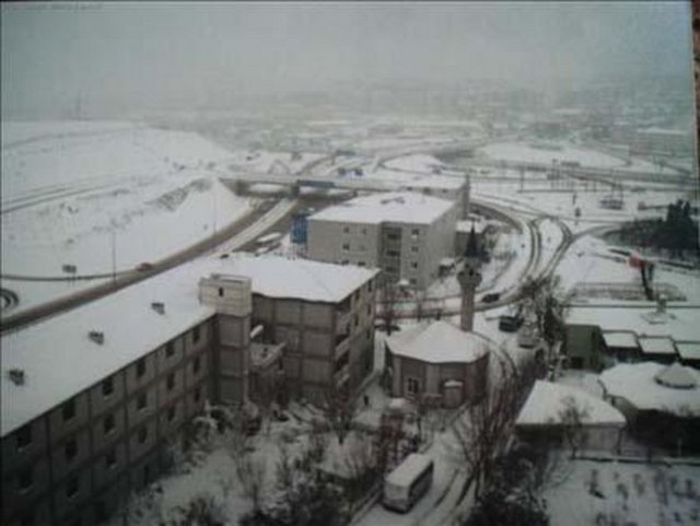 MERDİVENKÖY -                   - Anadolu yakasında,bugün E 5 karayolunun üzerinde bulunan Göztepe köprüsü çevresidir.İstanbulun fethinden sonraki yıllarda yörede oturan halkın çoğu nun alevi ve bektaşi olduğu bilinmektedir.Bu köyde yaşayanlar çevreleri tarafından mert,iman sahibi olarak tanınıyorlardı,köye de Merd-i İman köyü adını vermişlerdi isim zamanla Merdivenköy e dönüşmüştür.