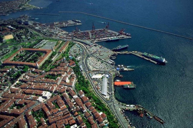 HAREM -                 - Anadolu yakasında,Haydarpaşa-Salacak arasındadır.III.Murat döneminde bugünkü Selimiye kışlasının bulunduğu yerde saray hanımlarına tahsis edilmiş olan Harem i Hümayun kasrı bulunmaktaydı.Saraya mensup hanımlar karşı yakadan geldiklerinde sandalların yanaşması için sahilde bir iskele vardı.buradaki görkemli Harem i Hümayun kasrı çevresinde gelişen yerleşim Harem,İskele de Harem iskelesi olarak anılmaya başlanmıştır. -