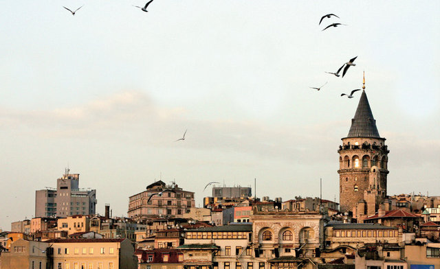 GALATA: Galata semtinin adını, Rumca 'süt' anlamına gelen 'gala' kelimesinden aldığı iddia edilir. Bir zamanlar Galata'da inek ahırları ve süthaneleri bulunması bu iddiayı güçlendiriyor.