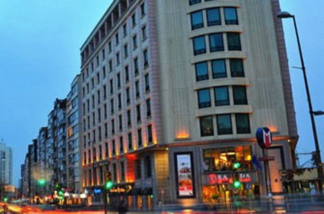 3-Semtte oturan bir Levanten bahçe içinde Pane Galeti isimli bir çayhane açmış ve yaptığı pasta,keklerle meşhur olmuştur.İstanbulun çeşitli semtlerinde oturan aileler Haydi Pera ya gidelim,Pane Galati de pasta yiyip çay içelim derlermiş. İsim semtle özdeşleşmiş ve zamanla Pangaltı ya dönüşmüştür.