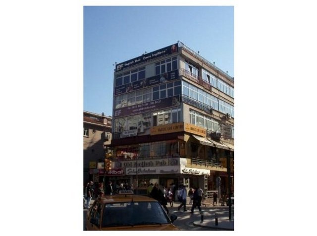 ŞAŞKINBAKKAL -  - Anadolu yakasında,Kadıköy-Bostancı arasında bir semttir.Bir söylentiye göre henüz yerleşimin çok az olduğu bir dönemde burada bir bakkal dükkanı açılmış, civardan denize girmek için gelenler bu tenha yerdeki bakkal dükkanının iş yapma- yacağını düşünerek,dükkan sahibi esnaf a Şaşkın bakkal yakıştırmasını yaparlar. Zamanla yörede yerleşim yoğunlaşınca semt Şaşkınbakkal ismiyle anılmaya başlanır.