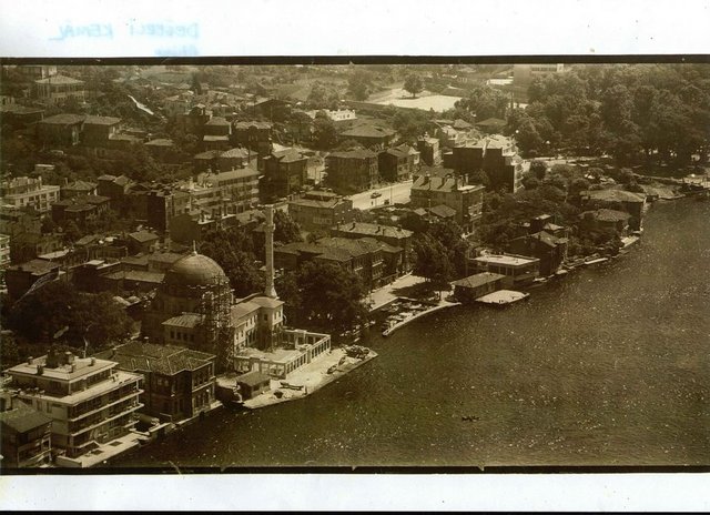 BEYLERBEYİ -                   - Boğazın Anadolu kıyısında, Kuzguncuk-Çengelköy arasındadır. Eski bir yerleşim yeridir .Bugünkü Beylerbeyi Sarayı'nın bulunduğu yerde III.Murat dönemi Beylerbeylerinden Mehmet Paşa'nın yalısı bulunduğundan semtin ismi Beylerbeyi olarak benimsenmiştir...