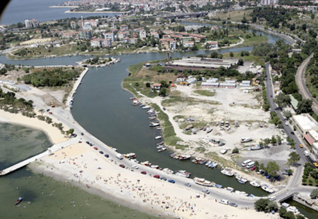 ÇEKMECELER -  - Avrupa yakasında,Büyük ve küçük olmak üzere iki adet Çekmece semti vardır. Aynı adı taşıyan göllerin kenarında kurulmuş yerleşimlerdir. Tarihi çok eskilere dayanmaktadır. Helenler İ.Ö.VII. yy. da bu yörede koloniler kurdular. Daha sonra Bizans, Hun, Peçenek, Osmanlı yönetimlerinde kalmıştır. Her iki Çekmece gölü dar birer boğazla Marmara denizine bağlıdır... -