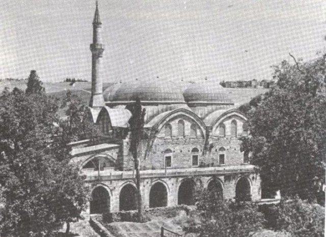 PİYALE -  - Kasımpaşa-Okmeydanı arasındadır.XVI.yy. dayaşamış ve uzun süre Kaptan-ı Derya lık yapmış ,Padişah II.Selim in damadı olan Piyale Paşa nın burada Mimar Sinan a  bir külliye yaptırdı.(Cami,medrese,tekke,sibyan mektebi,çarşı,ha-mam,türbe)Külliyeyi yaptıran Piyale Paşa dan ötürü semt önceleri Piyalepaşa daha sonra Piyale adıyla anılmaya başlandı. -