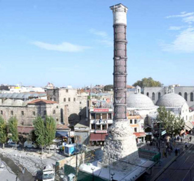ÇEMBERLİTAŞ -                   - Avrupa yakasında,Sultanahmet-Beyazıt arasındadır. Bizans İmparatoru Constantinus (Büyük) zamanında şehrin hareketli semtlerinden biriydi. M.S 330 yılında Roma  Apollon tapınağından getirilen kırmızı mermerden dokuz parçalı bir sütun buraya dikilmiştir. Önceleri üstünde kral heykelleri vardı daha sonraları bir haç konulmuştur. -  - Şehrin Osmanlılar tarafından alınmasından sonra bu haç kaldırılmıştır. Çıkan yangınlar ve ortam şartlarından yıpranan sütun koruma amacıyla demir çemberlerle takviye edilmiştir. (Bir görüşe göre 1672 deki büyük yangından sonra çemberlenmiştir. Kazvini berkitin den  XII  yy. çemberlerin var olduğu anlaşılmaktadır) Bu Çemberli sütun dan dolayı semte Çemberlitaş ismi verilmiştir...