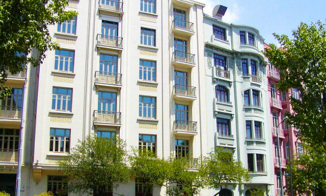 AYASPAŞA 1520-1566) Kanuni Sultan Süleyman dönemi sadrazamlarından Ayas - paşa burada havuzlu,bahçeli bir konak yaptırmıştır.Semtin isminin buradan geldiği - söylenmektedir.(1530 yılında İstanbula gelen Arap gezgini Gazi de Ayas paşa yı - bu konakta ziyaret ettiğini yazmaktadır.)