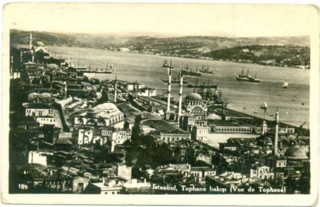 TOPHANE -  - Avrupa yakasında,Boğazın Haliç le buluştuğu yerde,Karaköy-Fındıklı arasındadır.Fatih Sultan Mehmet zamanında kurulan daha sonraları Kanuni Sultan Süleyman ve III Selim dönemlerinde geliştirilen ünlü top dökümhanesi  dolayısıyla - semte Tophane ismi verilmiştir.