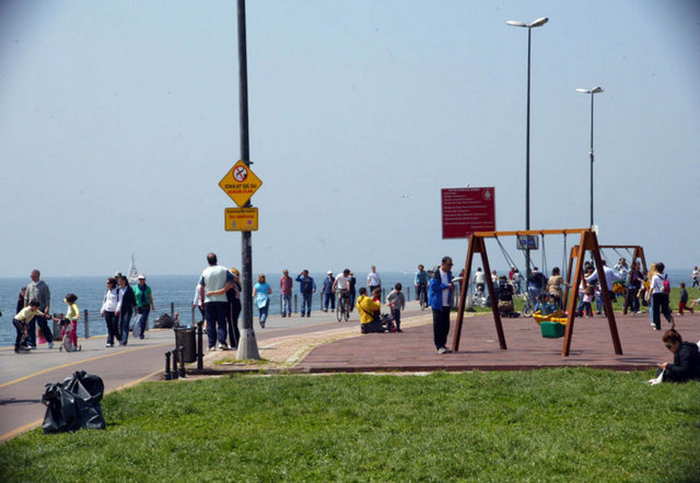 CADDEBOSTAN: Semtin eski - adı Cadı Bostanı. Cemal Paşa bu bostanları satın almış ve çok da güzel bir köşk yaptırmış. Paşa buraya yerleşince semtin adı Caddebostanı'na dönüştürülmüş.